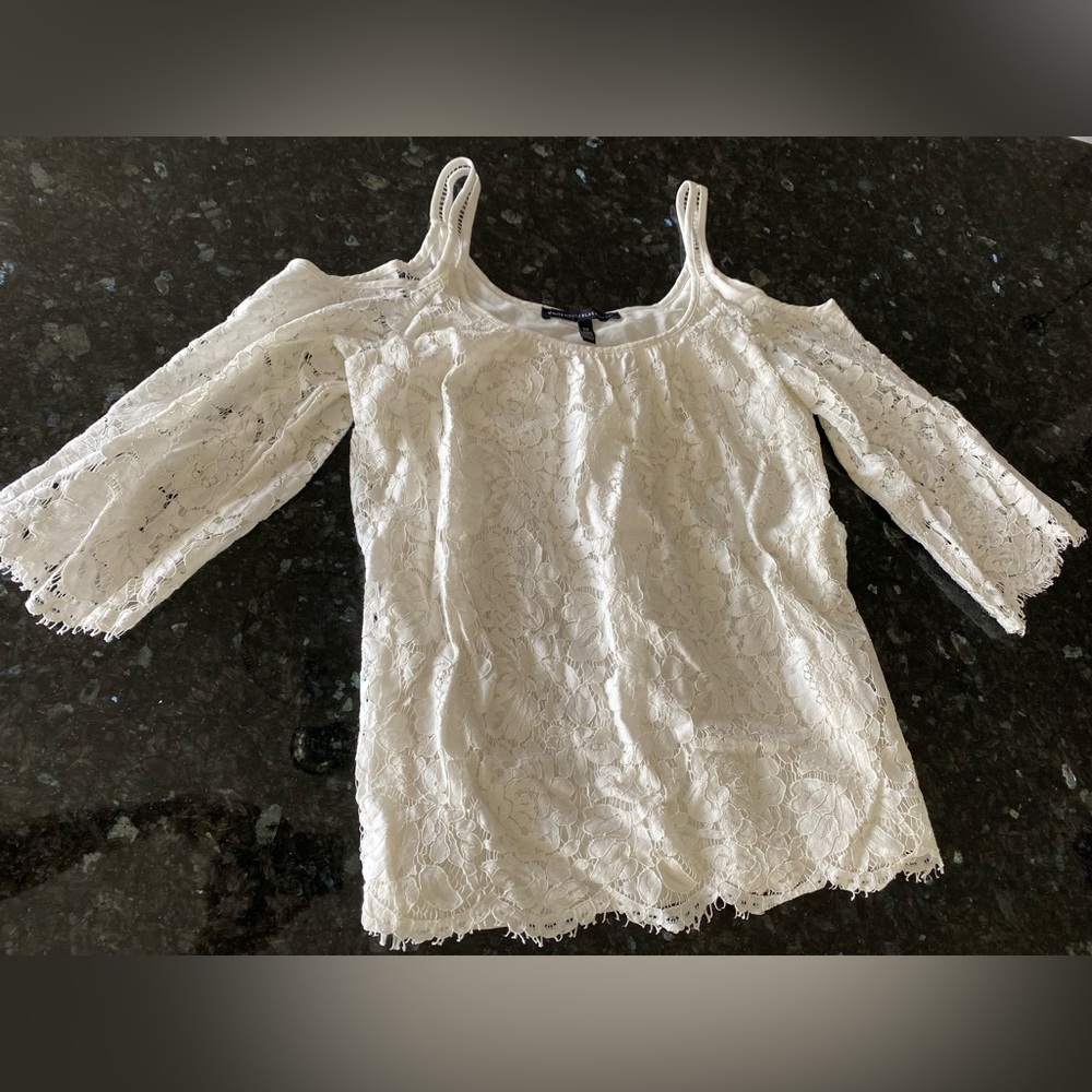 WHITEHOUSE BLACK MARKET White lace cut out shoulders blouse xsmall